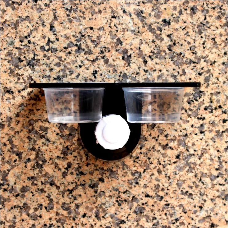 Reptile feeder with suction cup 