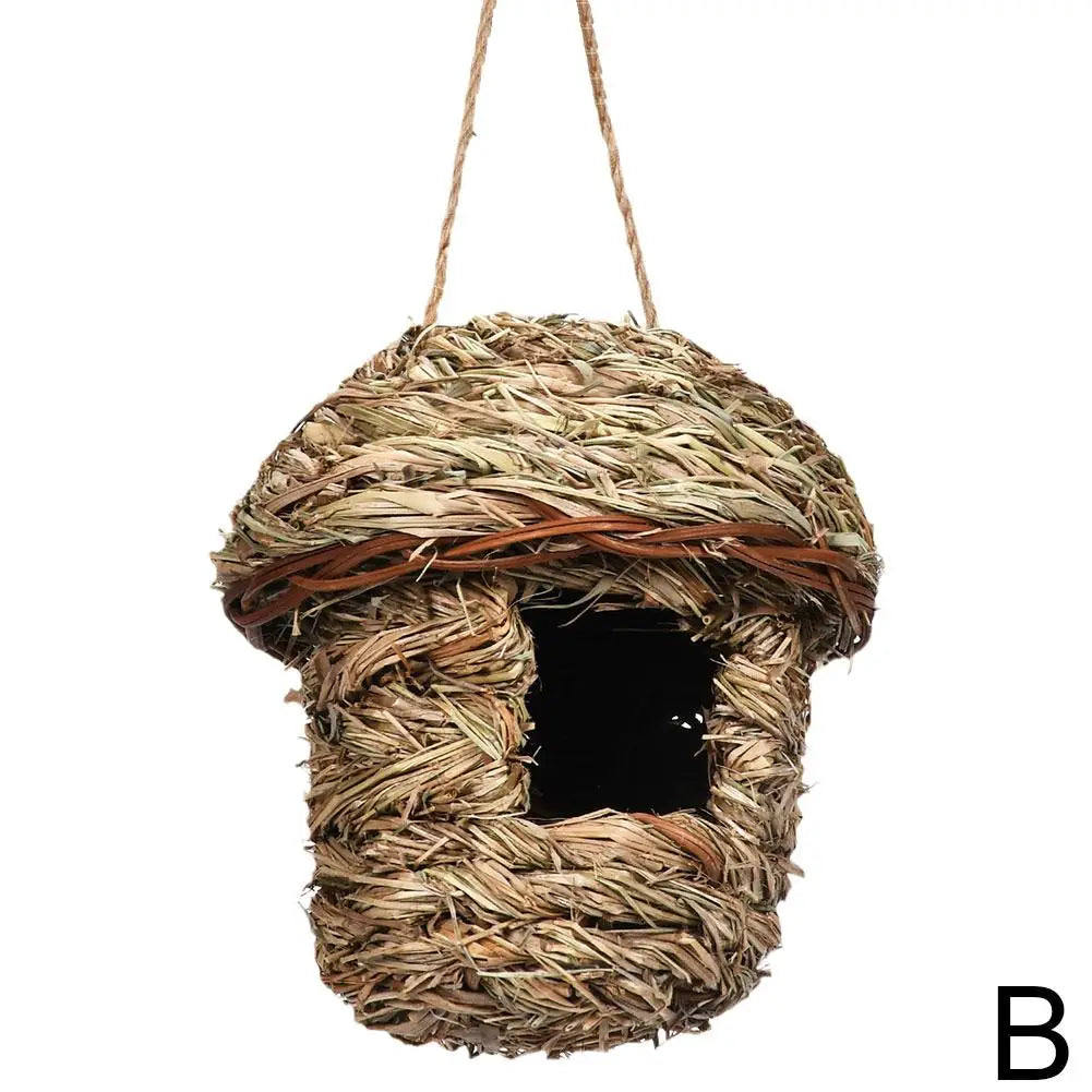 Woven straw bird's nest 