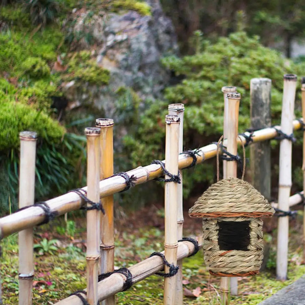 Woven straw bird's nest 