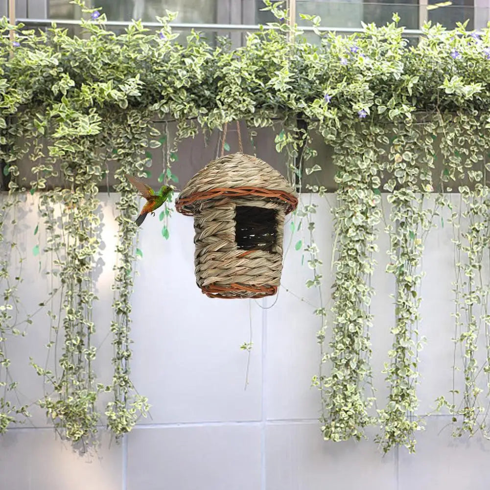 Woven straw bird's nest 