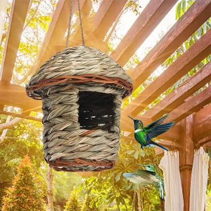 Woven straw bird's nest 