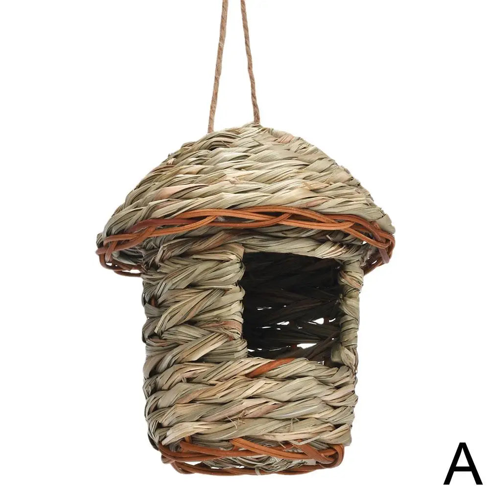 Woven straw bird's nest 