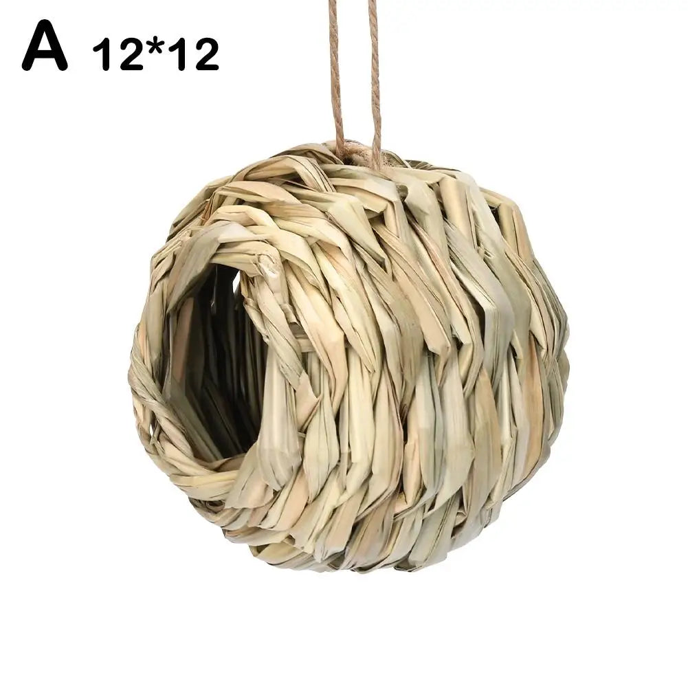 Woven straw bird's nest 