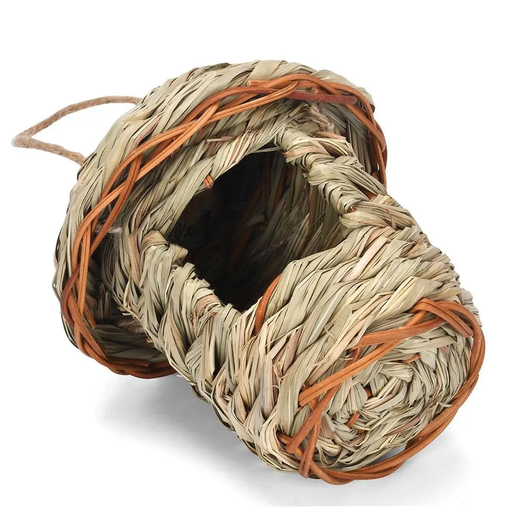Woven straw bird's nest 