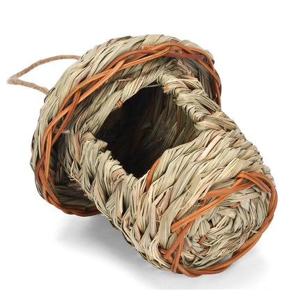 Woven straw bird's nest 