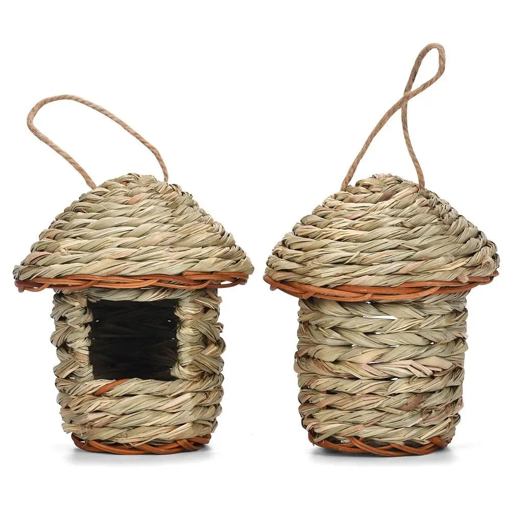 Woven straw bird's nest 